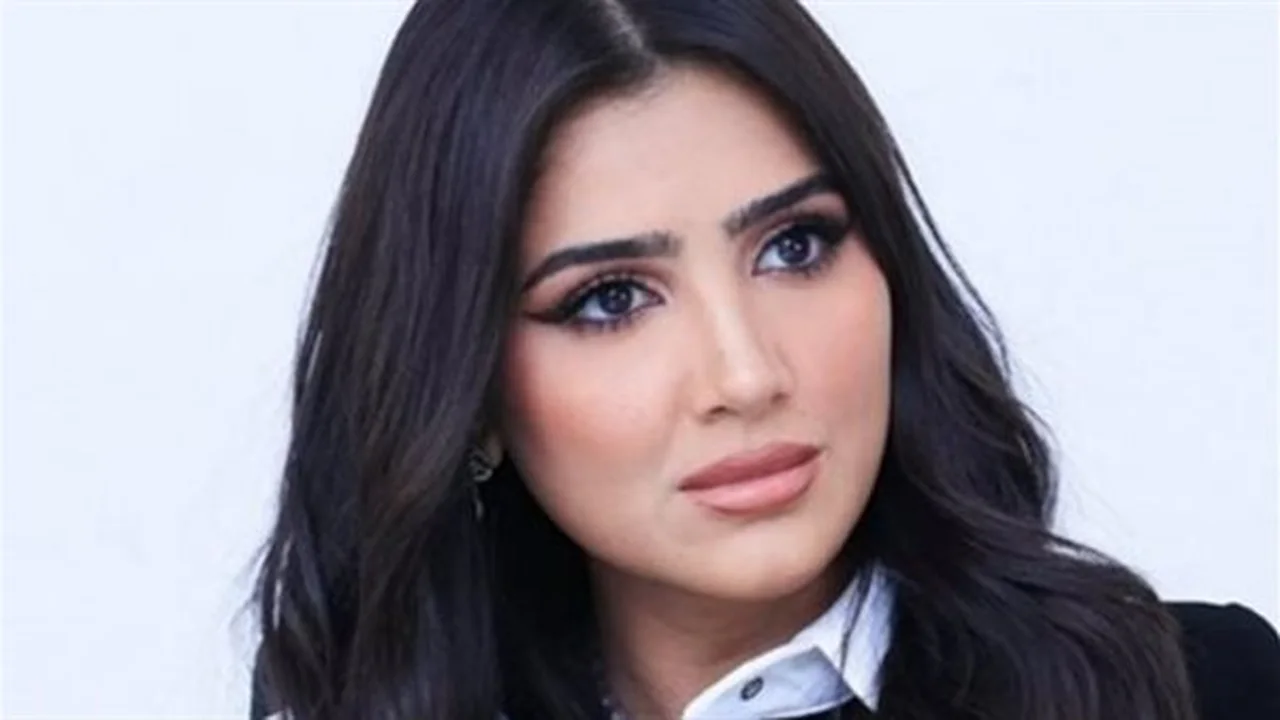 إطلالة استثنائية.. مي عمر تخطف الأنظار بتنسيق المونوكروم في شوارع أوروبا